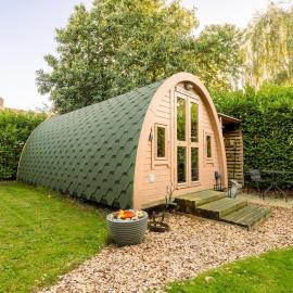The Chestnuts Pod with private garden.، فندق في Eccles
