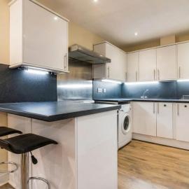 Central 2 bed large apt M1 area