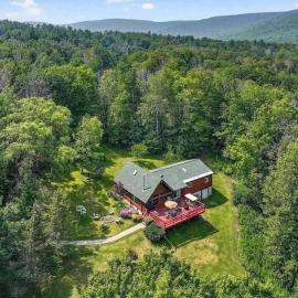 Pet Friendly Log Cabin that can sleep up to 12!, hotell sihtkohas Roxbury