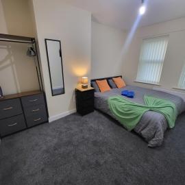 Modern 3-Bed House With Private Parking
