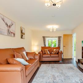 Spacious 3BR House in Blackburn, Garden, Free WiFi & 4-Car Parking โรงแรมในแบล็กเบิร์น