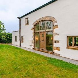 Spacious 3BR House in Blackburn, Garden, Free WiFi & 4-Car Parking, hotelli kohteessa Blackburn
