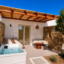 Anastasia's Cycladic House with jacuzzi, hotel ad Angairiá