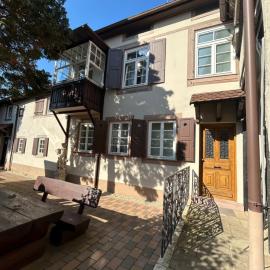 Exklusives Haus, ruhig gelegen im Innenhof, zentral, lichtdurchflutet Zustellbett,Babybett bei Bedarf, хотел в Карлсруе