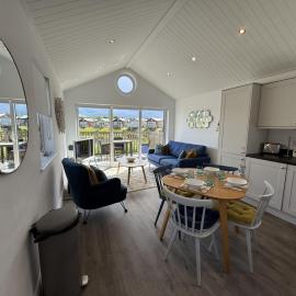 The Lake House, The Bay Filey, sleeps 4 in 2 double rooms with ensuites, 1 dog welcome
