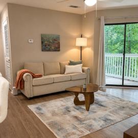 Cozy Lakeview 1BR Apt with Balcony and Pool Near Atlanta, hotel Mariettában