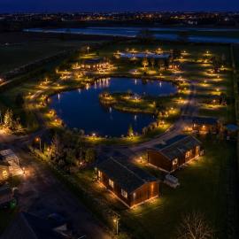 2 bedroom lodges lake view and terrace, готель у місті Бостон