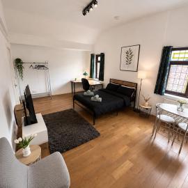 The Church V - Spacious En-suite room - Free wifi & parking