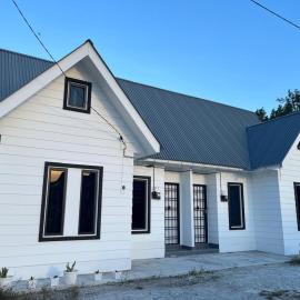 Ivory Tiny House Benut, hotel a Benut