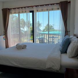 First light beach hin kong โรงแรมในบ้านหินกอง