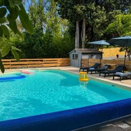 La parenthèse Relax Gite avec Spa Privatif Proche de Carcassonne، فندق في تريب