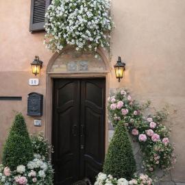 Holiday House Antica Dimora Soggiorni in langa centro storico La Morra, hotel u gradu La Mora