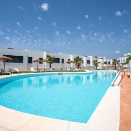 Modern 4-Bedroom Townhouse in Cala Serena Village Walk to the Beach Golf, хотел в Михас