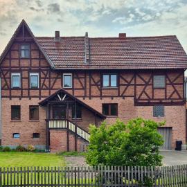 FEWO Unterm Stein - Ganzes Haus - bis 11 Gäste, hotelli kohteessa Alheim