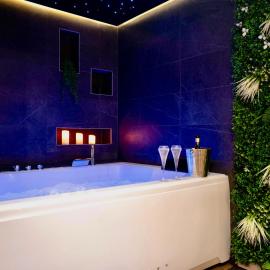 Love Room Lorient - Le King Size - Balnéo 2 places، فندق في لوريان