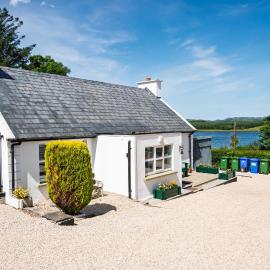 Traditional Cottage with Private Hot Tub in the Heart of Donegal, hôtel à Letterkenny