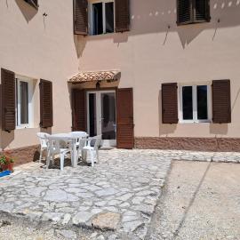 Trilocale immerso nel verde del M Conero, nuovo, con spazio esterno, hotel v destinácii Massignano