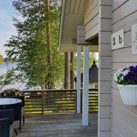Villa Salme lemmikkiystävällinen mökki Taivalkoskella Jokijärven rannalla, hotel v destinaci Taivalkoski
