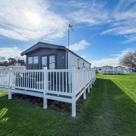 Gorgeous Caravan With Decking In Suffolk Ref 20141Bs