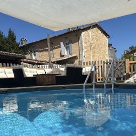 FatFully Riverside Farm, Spa, Apartments & Rooms, hotel u gradu Combiers