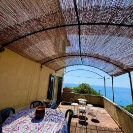 Appartamento con terrazza vista mare nel borgo, hotell i Framura