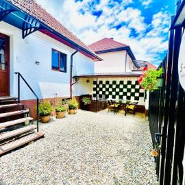 S-HOUSE Cozy Apartment - 2 Dormitoare, Curte Privatǎ & Parcare，阿夫里格的飯店