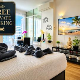 The Harmony Luxe Torremolinos City Center with FREE private parking and seasonal pool Free wifi and Netflix BY NAMASTE ELITE