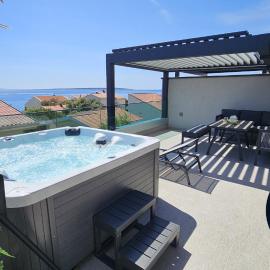 Blue Moon Apartment, now with Jacuzzi