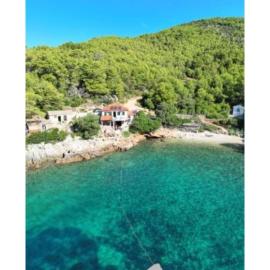 House 3 meters from the sea, isolated place ,on sunniest Island Hvar,South side,crystal clear sea: Zastražišće şehrinde bir otel