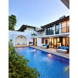 Casa Gong Jimbaran 5 Bedroom Oasis with Pool Rooftop near GWK