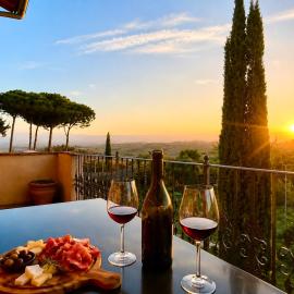 Villa Gioiella Sleeps 13 Near Cortona & Montepulciano, hotel in Gioiella