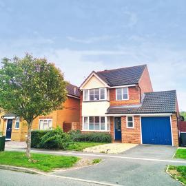 Spacious 4 Bed Detached with Free Parking Sleeps 11