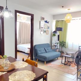 2BR Condotel in Ridgewood near NAIA Terminal 3, BGC and Venice with Pool, WIFI and Netflix