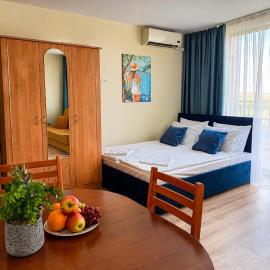 Tropical-style Studio with Mountain Views