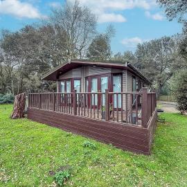 Pet Friendly, Luxury Lodge With Decking In Suffolk Near The Beach Ref 32108A, hotel Lowestoftban