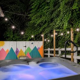 The Bluebird Cottage Style Cabin with Hot Tub near Turner Falls and Casinos, hotel Davisban
