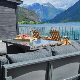 Modern lakefront apt with view - EV plug, hotel u gradu Strin
