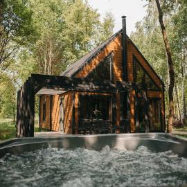 Tuliska에 위치한 호텔 GreenWood I - Leśny dom z prywatnym jacuzzi w cenie