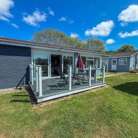 Homely Chalet On A Brilliant Holiday Park In Lowestoft Ref 12004B, hotel v destinácii Lowestoft