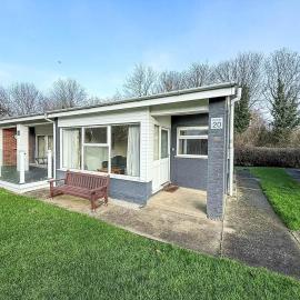 Lovely Chalet On An Excellent Holiday Park In Lowestoft Ref 12020B, hotel Lowestoftban