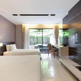 Patong Beachfront Deluxe Condo with Private Hot Tub، فندق في شاطيء باتونغ