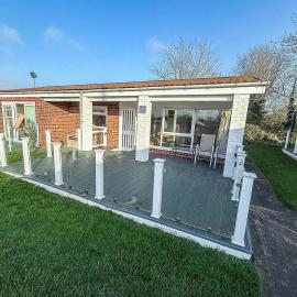Dog Friendly Chalet At Broadland Park And Marina In Lowestoft Ref 12027B, hotel v destinácii Lowestoft