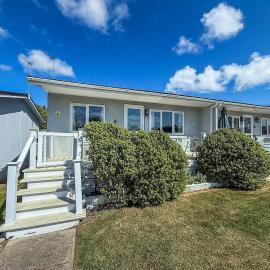 Charming Chalet On A Fantastic Holiday Park In Lowestoft Ref 12077B, hotel v destinácii Lowestoft