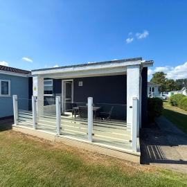 Dog Friendly Chalet With Outdoor Seating At Broadland Park And Marina Ref 12050B, hotel v destinácii Lowestoft