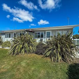 Cosy Chalet On A Beautiful Holiday Park In Lowestoft Ref 12080B, hotel v destinácii Lowestoft