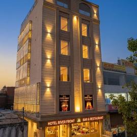 Hotel River Front, hotel em Kota