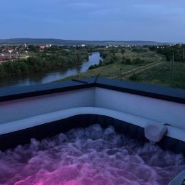 River View Penthouse & Jacuzzi, hotel in Reghin