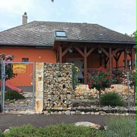 Rózsa vendégház, hotel in Zirc