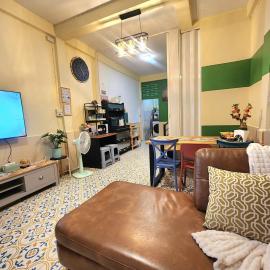 Sathorn Charming 3 Story Local Stay Walk to BTS and Pier BaanCharoenKrung426, hotel a Godown