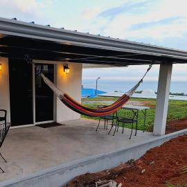 Cosy Hilltop Cottage Overlooking the Pacific Ocean, viešbutis mieste Torio
